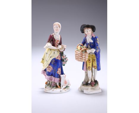 A PAIR OF CHELSEA STYLE PORCELAIN FIGURES, CIRCA 1900, modelled as a lady and gentleman in 18th century dress, he holding a b