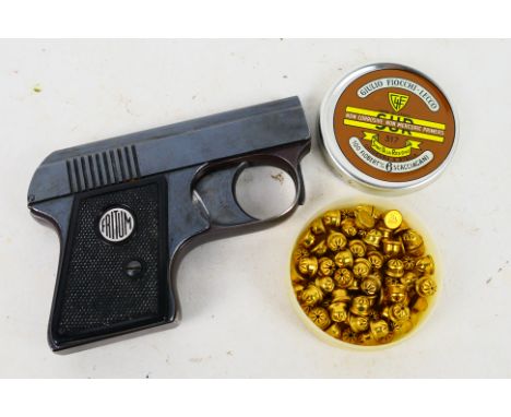 A vintage Fritum .22 blank firing pistol, top venting and a tin of blanks. [W]Note: Licence required. VCR Act applies buyer m