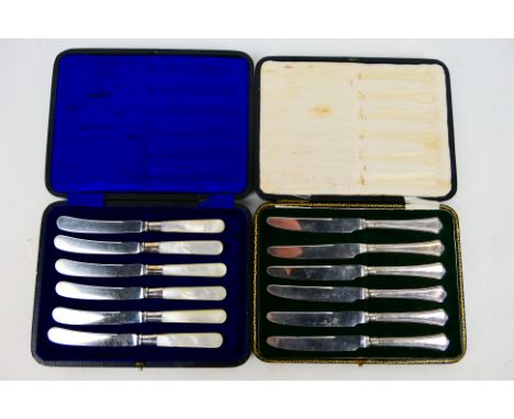 A cased set of six early 20th century silver mounted butter knives with mother of pearl handles, Sheffield assay, probably 19