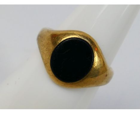 A 9ct yellow gold and onyx signet ring, size K+½, approximately 4.3 grams. [W]