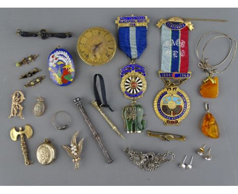 A PARCEL OF MIXED JEWELLERY including a pocket watch movement, two handbag pencils, a small gilt and enamel locket etc