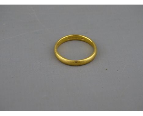 A TWENTY TWO CARAT GOLD WEDDING BAND, 3.1 grms, size K