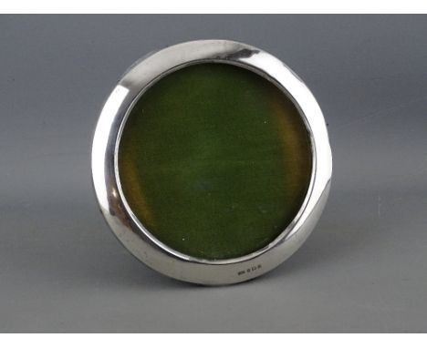 A CIRCULAR SILVER EASEL PLAIN PORTRAIT FRAME, 12 cms diameter, Birmingham 190200