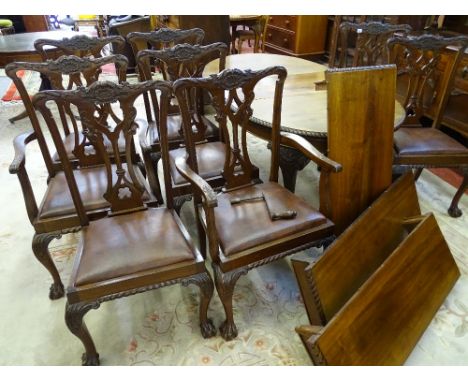 A GOOD EARLY 20th CENTURY MAHOGANY EXTENDING DINING TABLE having four additional leaves along with eight (six plus two) Chipp