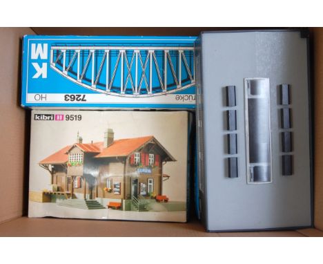 A Marklin H0 K7592 electric half barrier level crossing (NM,BNM), 2 Marklin H0 7263 Arc Girder bridges (NM,GVB), a Kibri stat