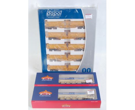 A Dapol MRA side tipping ballast wagon 5-car set in Network Rail yellow, unopened (M,BM) and 2 Bachmann JJA auto-ballaster un