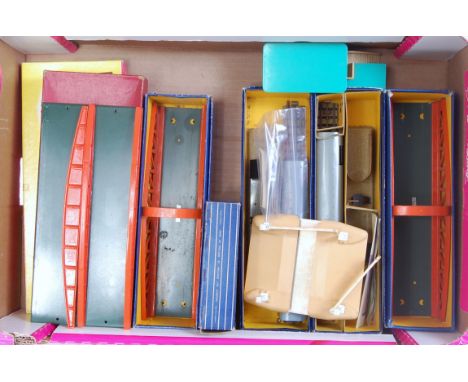 Large tray containing H-Dublo items, 2x D1 girder bridges (F)(BG) 1x D1 TPO complete, for 3-rail (E)(BE), another in apparatu