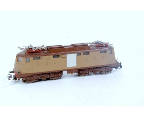 A Marklin H0 3-rail 3035 FS Italian E424 electric in 2-tone brown 1960-67 (VG, in replacement box)
