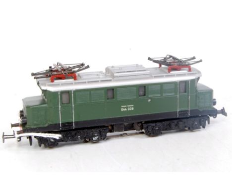 A Marklin H0 3-rail 3011 DB BR E44 green electric No. E44039 1966 (VG, replacement box)