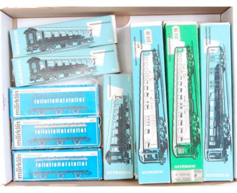 7 Marklin H0 bogie coaches, 2x 4043, 2x 4046, and 2x 4048 (Netherlands Post) and 6 Marklin H0 6 wheel coaches 2x 4004, 1x 400