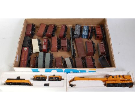 A Hornby R749 yellow 75T steam breakdown crane in box base only (G), with 25 unboxed wagons of various types by Hornby, Bachm
