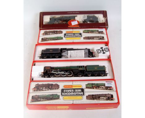 Hornby Silver Seal R552 Oliver Cromwell engine and tender, B R lined gloss green (G-BG), R859 BR lined black class 5 engine a