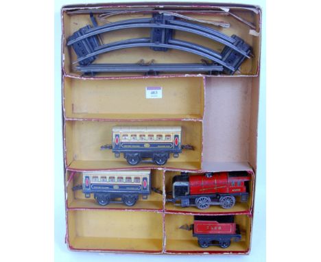 French Hornby M4 set box containing red 0-4-0 c/w loco No. 3 1225 with 2528 tender (F), 2x M Pullman cars (G), and oval of tr