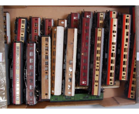 Tray of approx 20 assorted Bachmann/Hornby/Triang coaches, some with finescale wheels some with wheels missing, various liver