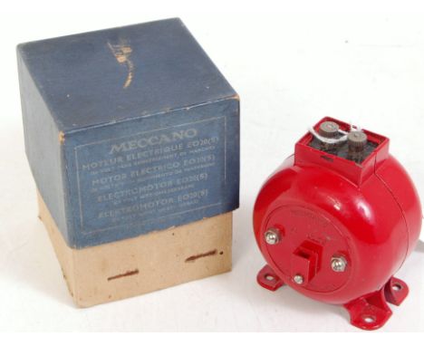 Early post-war Meccano EO6 electric motor, screw terminals, red enamel, appears to be original (E) in later box (BE).