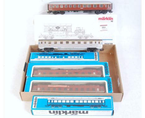 4 boxed and 2 unboxed Marklin H0 coaches, mixed liveries (G-BG), and boxed 46638 circus wagon set (M-BM)