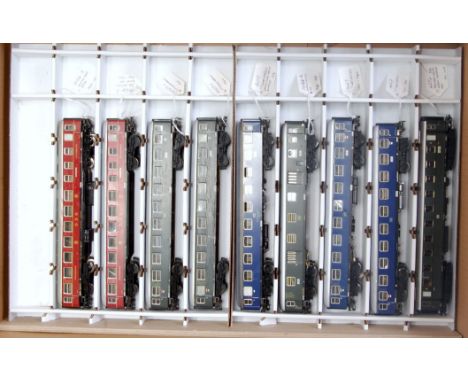 A tray containing 7 Marklin DB coaches and 2 DSG dining cars, no boxes (VG)