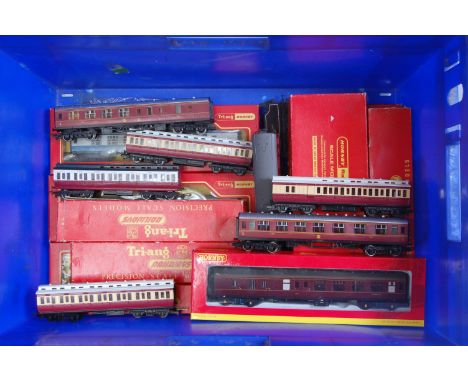 Mixed lot of Triang and Hornby items R450 LMS black class 2P engine and tender (G-BG) R402 TPO set (G-BF) 3 red/cream clerest