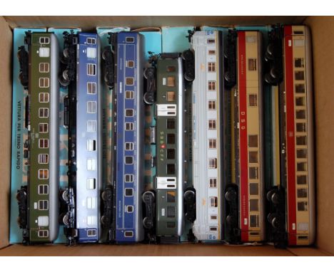 8 Marklin 1960s light blue picture boxes containing H0 bogie coaches, 4022, 4027, 4029, 4038, 4050, 4059, 4076 and 4089 (G-BG