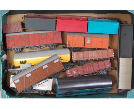 A large tray containing 10 plastic wagons by Lima, Pola Max etc and a buffer stop (all VG)