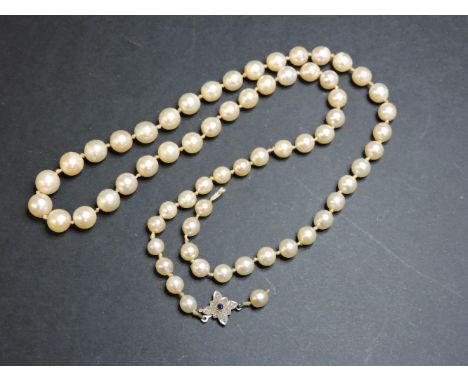 A single row graduated cultured pearl necklace, with a sapphire and diamond clasp
