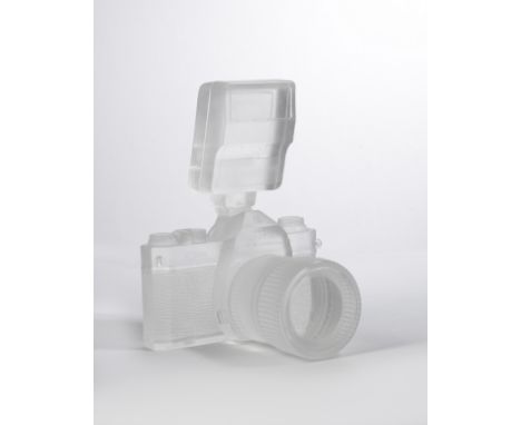 Daniel  ARSHAM (Né en 1980)CRYSTAL RELIC 003 (CAMERA), 2021 Edition en résine Présenté dans sa boîte d'origine avec les gants