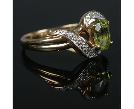 A 9ct Gold, peridot and diamond accent ring. Size O. Total weight: 2.5g  