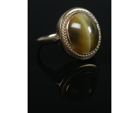 A vintage 9ct Gold and Chrysoberyl ring. Assayed for London. Size J. Total weight: 3.5g.  