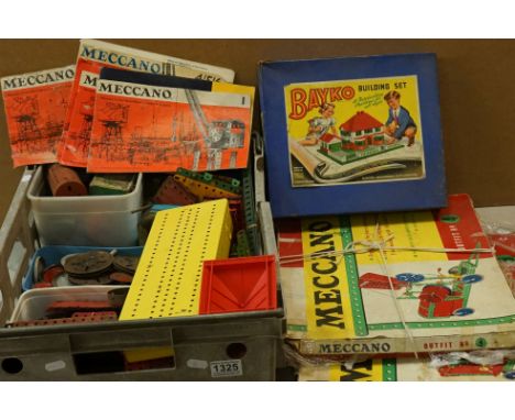 Collection of Meccano and Bayko Building Set to include boxed Outfit no 4 and no 5, unboxed parts and accessories etc 
