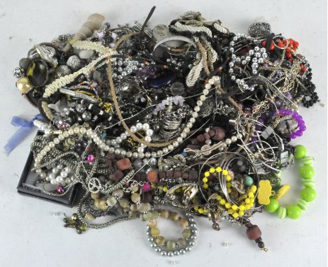 Assorted vintage costume jewellery, to include bangles and necklaces