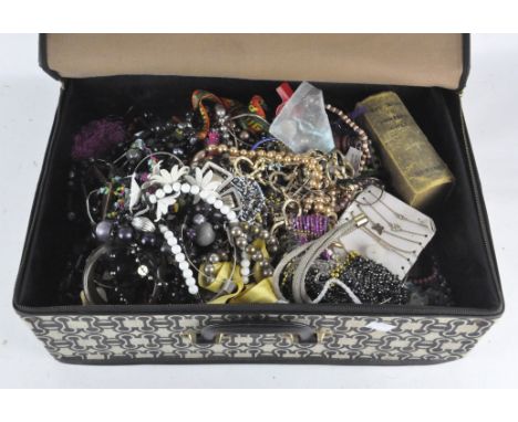 Assorted vintage costume jewellery, to include chains and necklaces