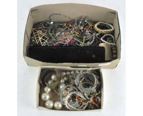 Assorted vintage costume jewellery, to include bangles, brooches and chains