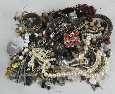 Assorted vintage costume jewellery, to include earrings, pendants and brooches