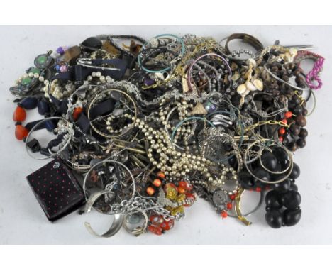 Assorted vintage costume jewellery, to include necklaces and bracelets