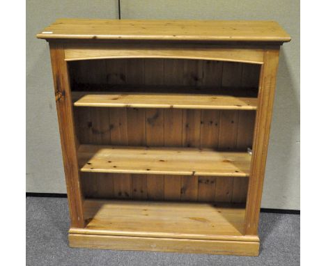 A vintage pine bookcase with three shelves, 97cm high x 108cm wide x 30cm deep