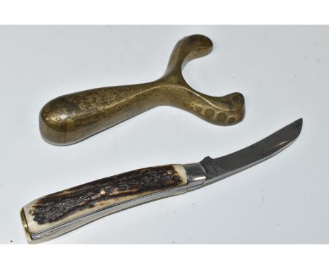 A CATAPULT AND A SAYNOR FLAT CAP FOLDING KNIFE, comprising a cast metal catapult, length 11.5cm, and Saynor flat cap knife, w
