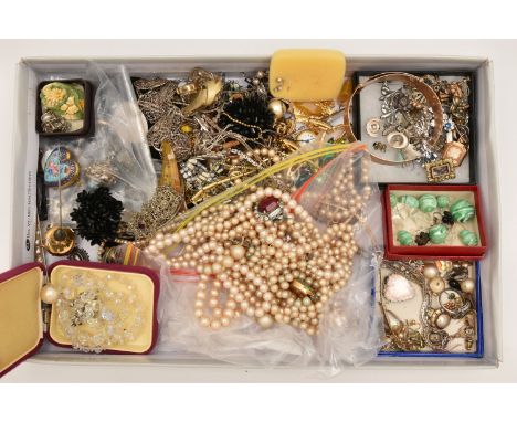 A BOX OF ASSORTED JEWELLERY to include an early 20th century memorial brooch, a 9ct gold front and back bangle, assorted earr