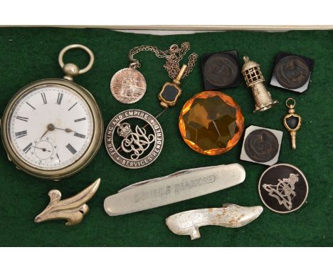 AN ASSORTMENT OF ITEMS, to include a silver and tortoise shell Ubique brooch, hallmarked London, a silver foliage design broo