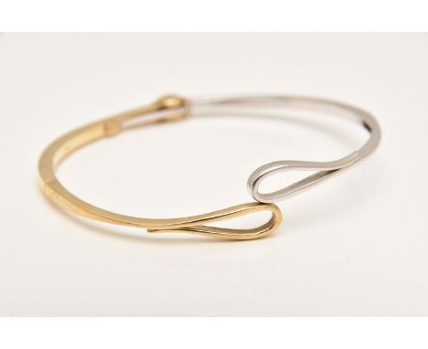A BI-COLOUR HINGED BRACELET, yellow and white metal hinged bangle with open work terminals, stamped 375, approximate internal