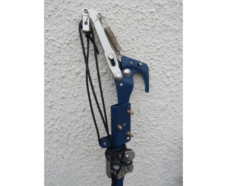 A METAL EXTENDABLE LOPPER IN BLUE WITH ROPE LEVER ATTACHMENT (A.F)