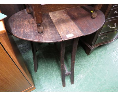 SMALL OAK OVAL GATE-LEG OCCASIONAL TABLE