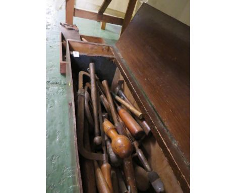 ASSORTED WOODWORKING AND HAND TOOLS (THE CONTENTS OF A WOODEN BOX AND TRAY)