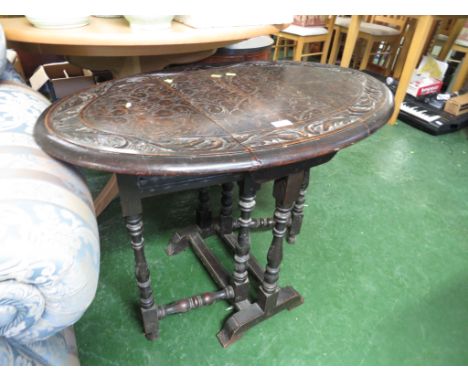 EARLY 19TH CENTURY OAK GATE LEGGED OVAL OCCASIONAL TABLE, THE TOP CARVED WITH LEAVES