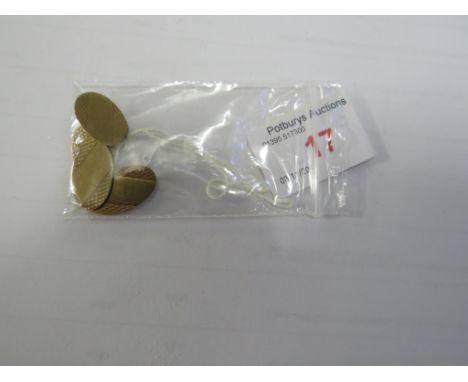A PAIR OF OVAL YELLOW METAL CUFFLINKS WITH ENGINE-TURNED BORDERS, STAMPED 9CT, COMBINED WEIGHT 4.8G