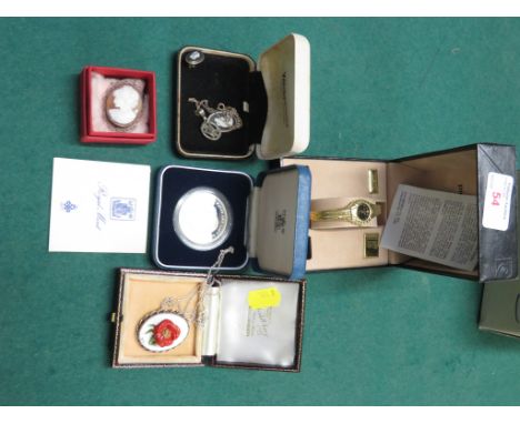 A PIERRE CARDIN LADIES QUARTZ WRISTWATCH WITH BOX, TOGETHER WITH A WEDGWOOD BLACK JASPERWARE PENDANT AND MATCHING EARRINGS, A