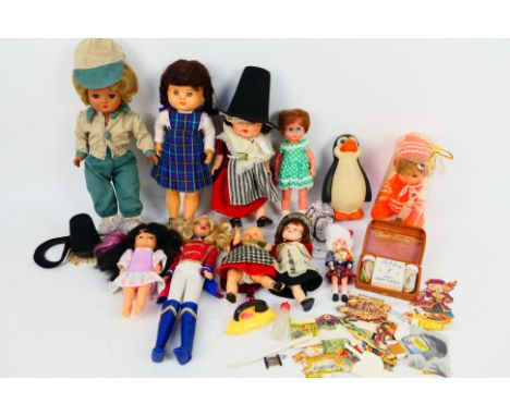 Walker & Steer - Sarold - Others - An unboxed group of plastic and vinyl dolls / toys from various countries, including a har