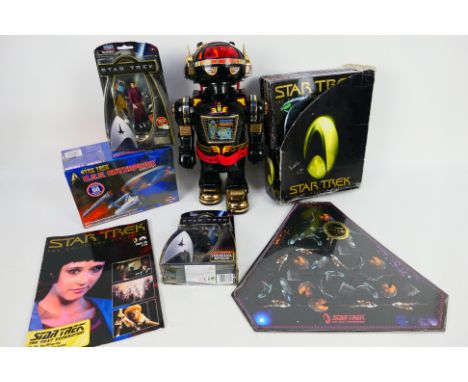 Cheng Ching - Playmates - Other - A mixed lot that contains a vintage Cheng Ching Space Warrior Robot; a boxed Star Trek USS 