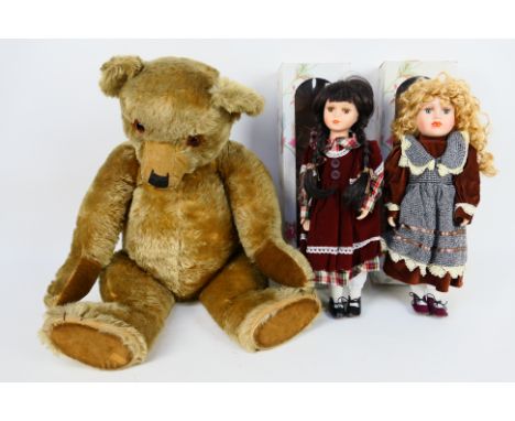 Unbranded - 2 x boxed porcelain dolls and a large vintage jointed teddy bear. The dolls are 40 cm tall and appear Mint in Goo