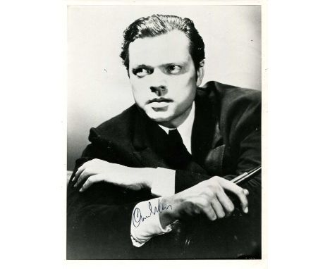 WELLES ORSON: (1915-1985) American actor and film director, Academy Award winner. Signed 7.5 x 10 photograph of Welles seated