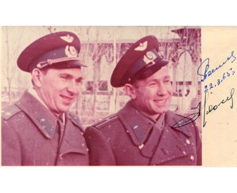 VOSKHOD 2: Vintage signed colour 5 x 3 photograph by the two crew members of the Voskhod 2 mission (1965) individually, compr